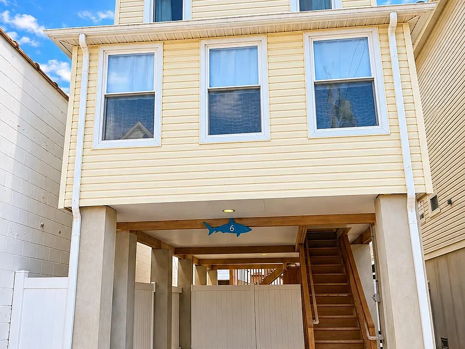 6 Beach St