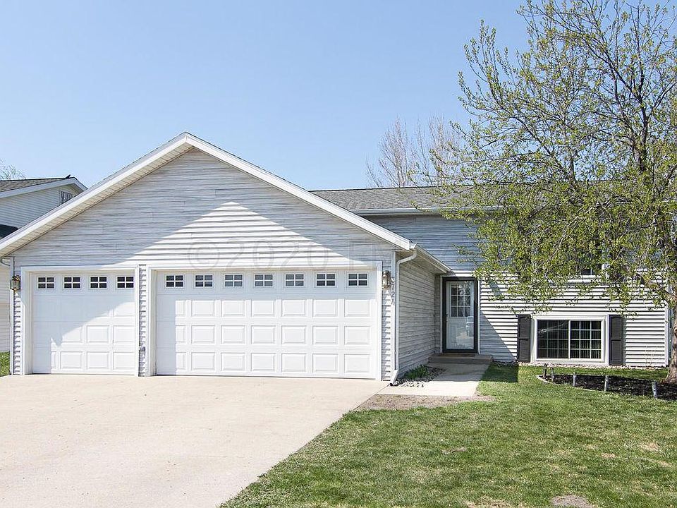 1st image of 3724 Village Green Cir