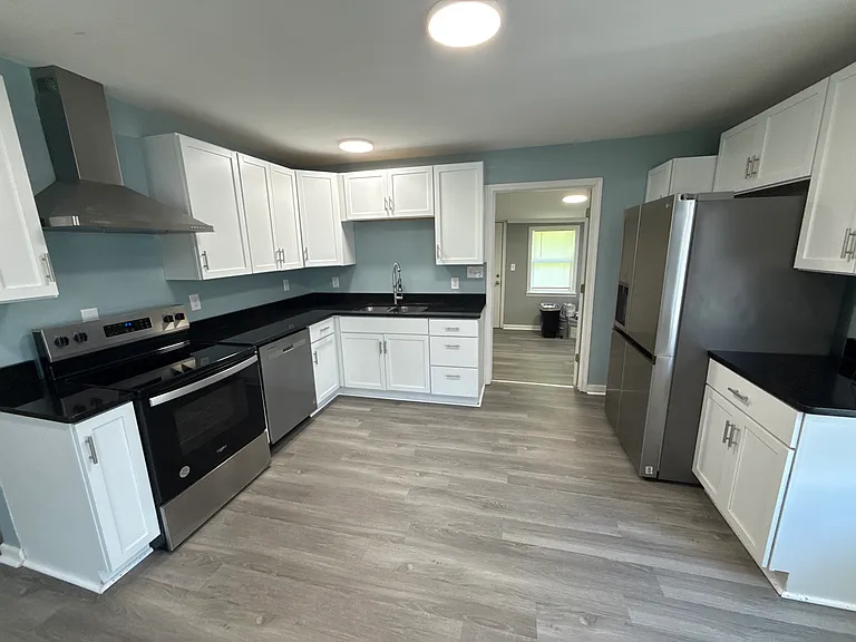 265 Elmwood Dr — Photo 2