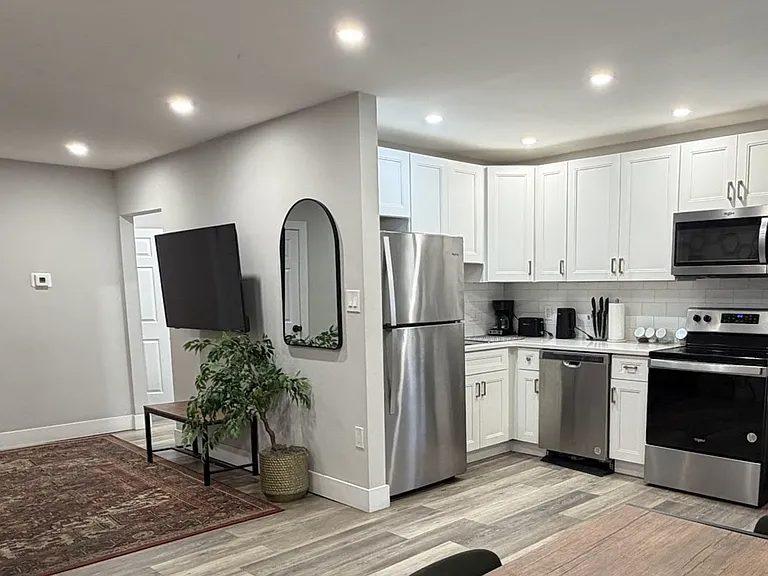 711 Harry St #1B — Photo 1