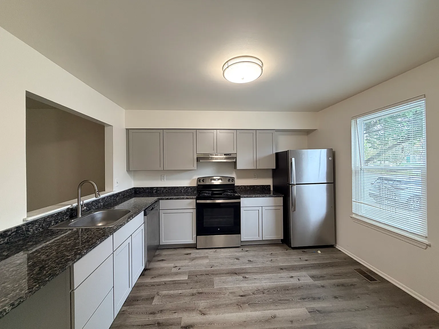 Beautiful End-Unit Townhome in Columbia! — Photo 2