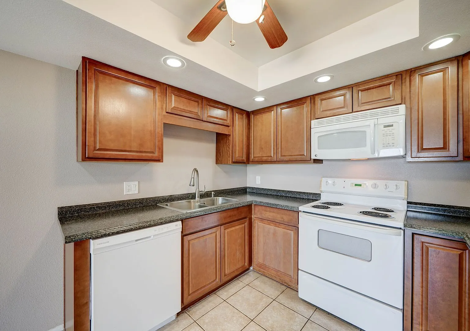 $500 Move in Special! Scottsdale Shadows 2Bed 2Bath Condo includes W/T/S utilities! — Photo 4