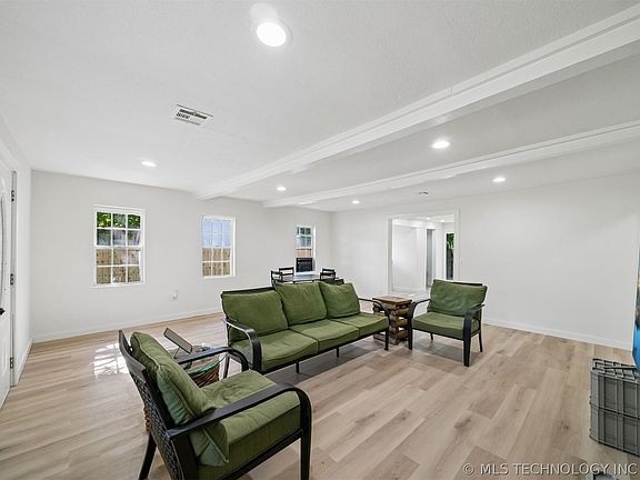 5th image of 137 W Cheyenne Ave