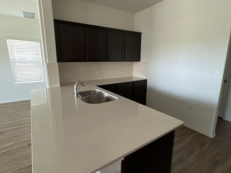 15209 Spruce Frost Cv #B — Photo 5