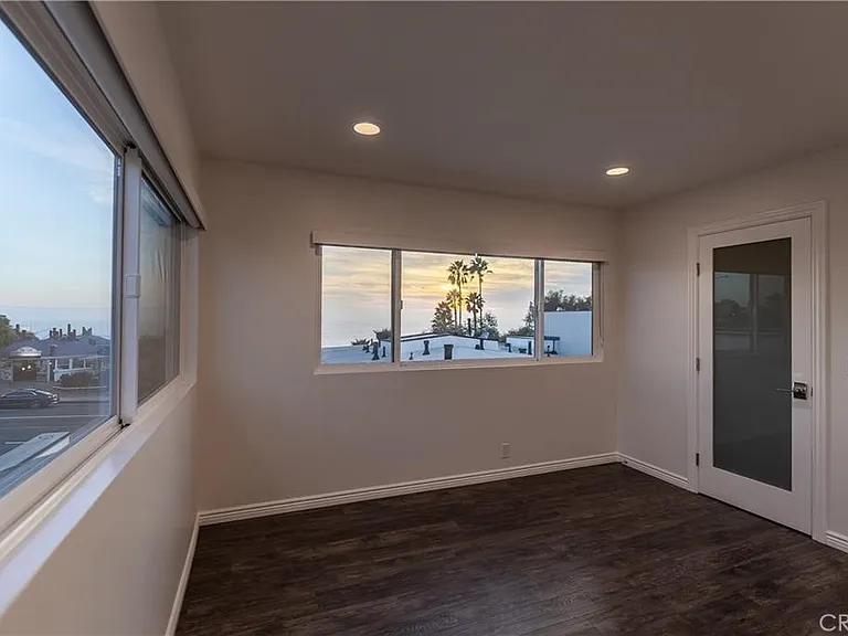 577 S Ramona Ave #E — Photo 22