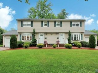 63 Primrose Ln, Paramus, NJ 07652