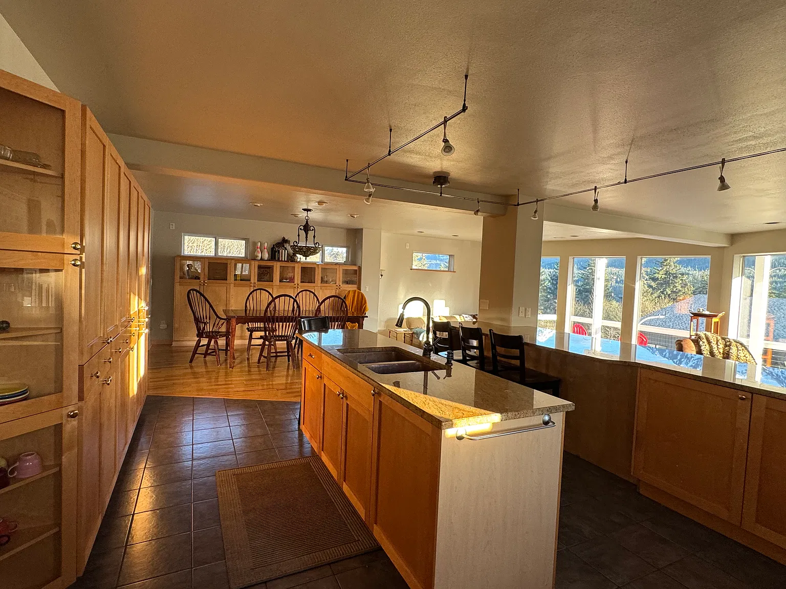 4 bed, 3201 sqft, $5,500 — Photo 4