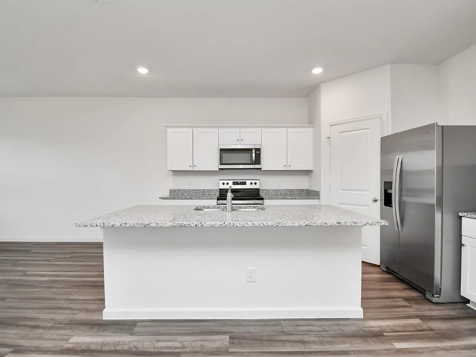 3 bed, 2.0 bath, 1212 sqft, $1,922 — Photo 2