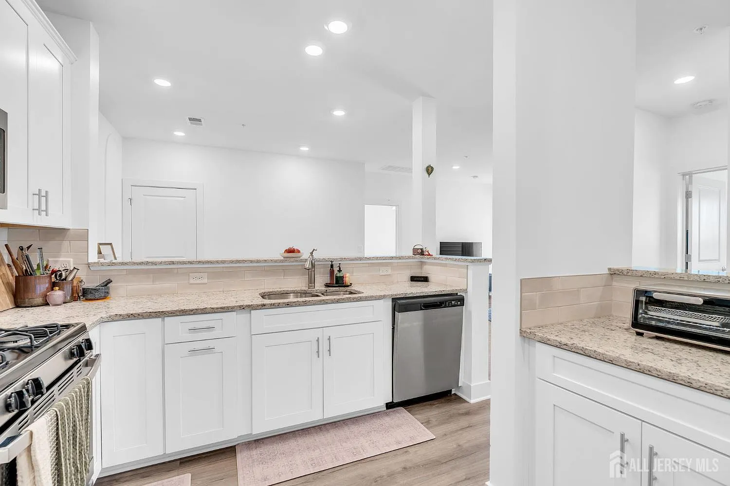 2 bed, 2.0 bath, 1226 sqft, $3,000 — Photo 2