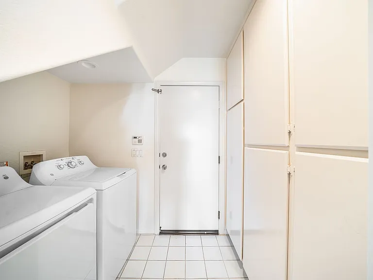 2283 Rock View Gln — Photo 10