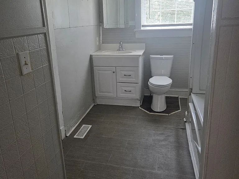 1705 Queen St — Photo 10
