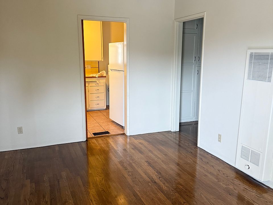 1st image of 10941 Culver Blvd #10