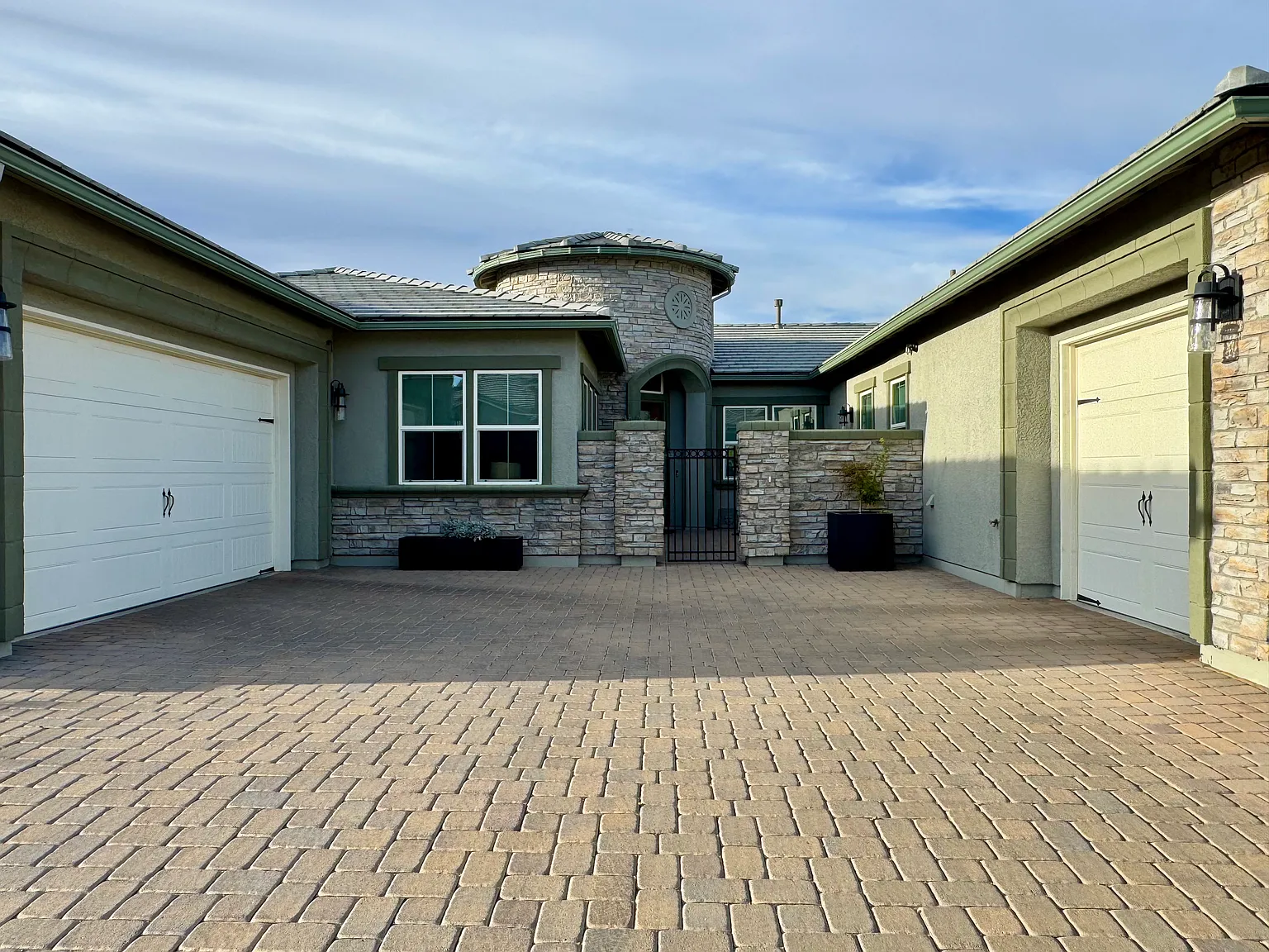 4 bed, 3.5 bath, 3860 sqft, $5,700 — Photo 2