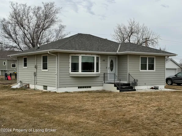 572 1st Ave SW, Dickinson, ND 58601