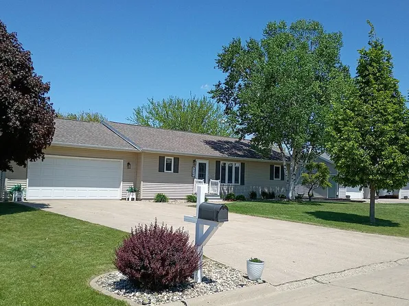 626 11th St NE, Sioux Center, IA 51250