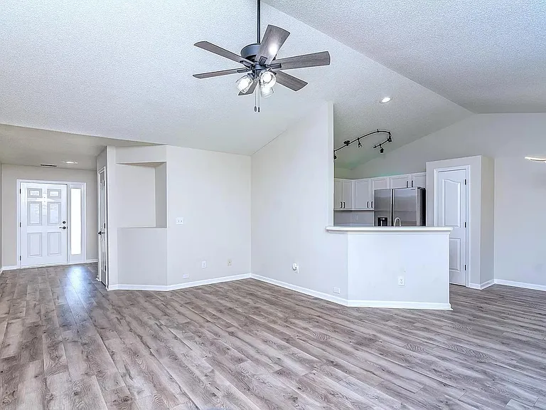 784 Waterbrook Ln — Photo 7