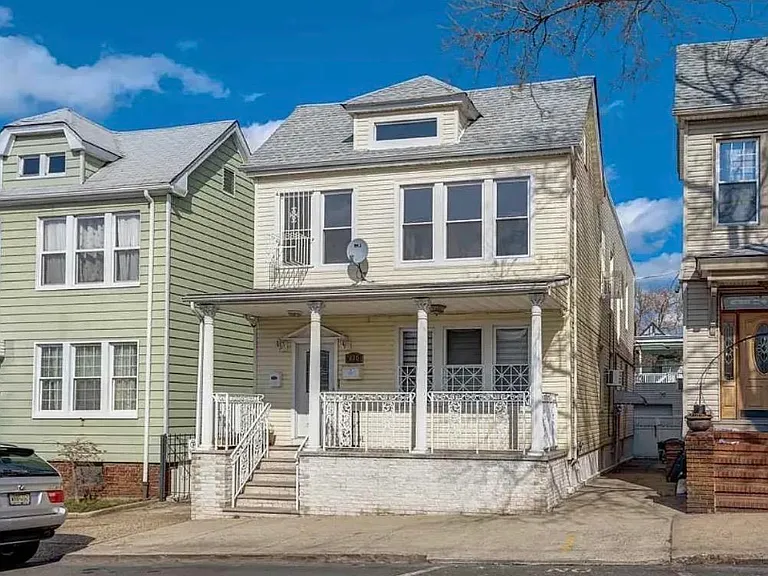 270 Stevens Ave — Photo 2