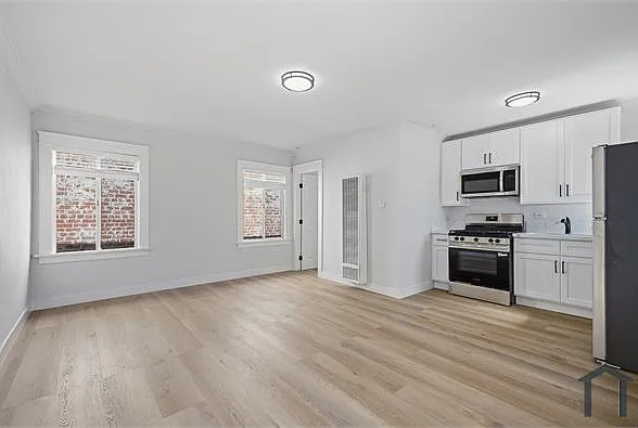 1616 1/2 Middleton Pl — Photo 1