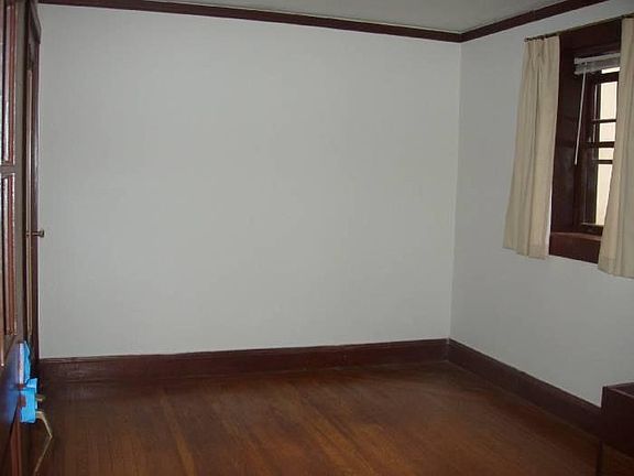 Livingroom w/ wood floors