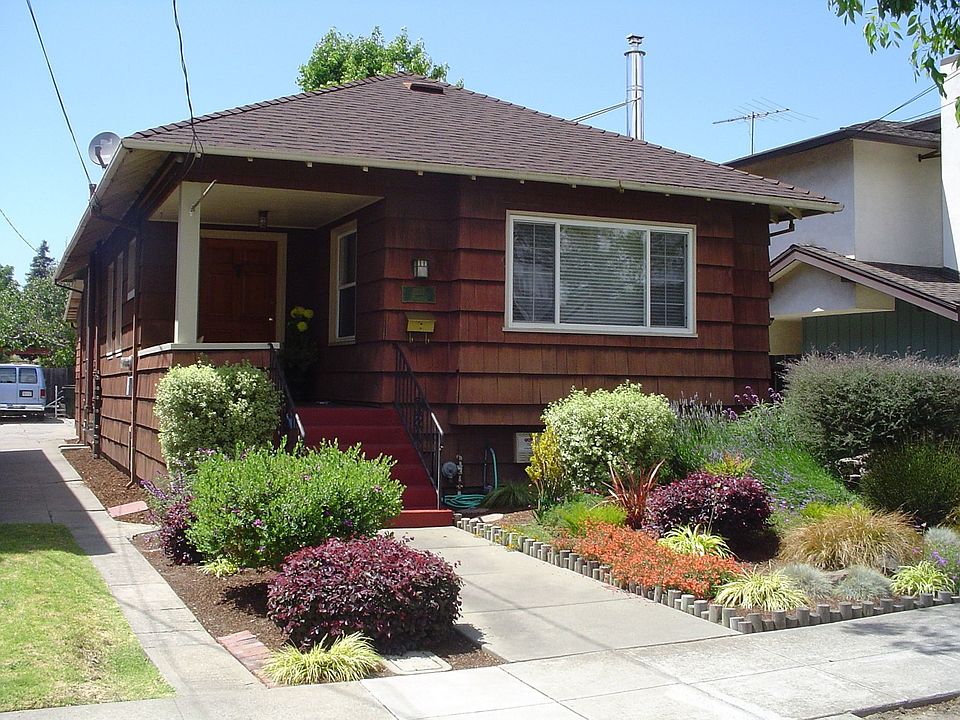 California bungalow close to historic downtown.