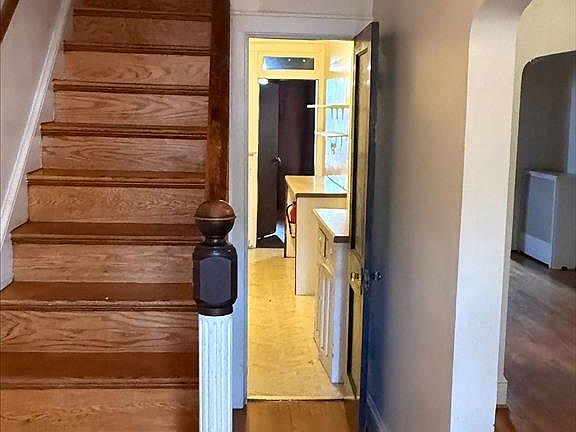 3rd image of 419 23rd Pl NE