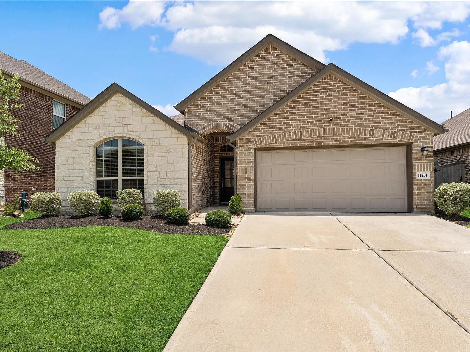 3 bed, 2.0 bath, 2086 sqft, $3,100 — Photo 3