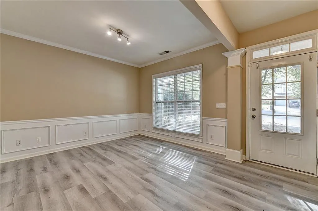 4 bed, 2.5 bath, 1992 sqft, $2,050 — Photo 2