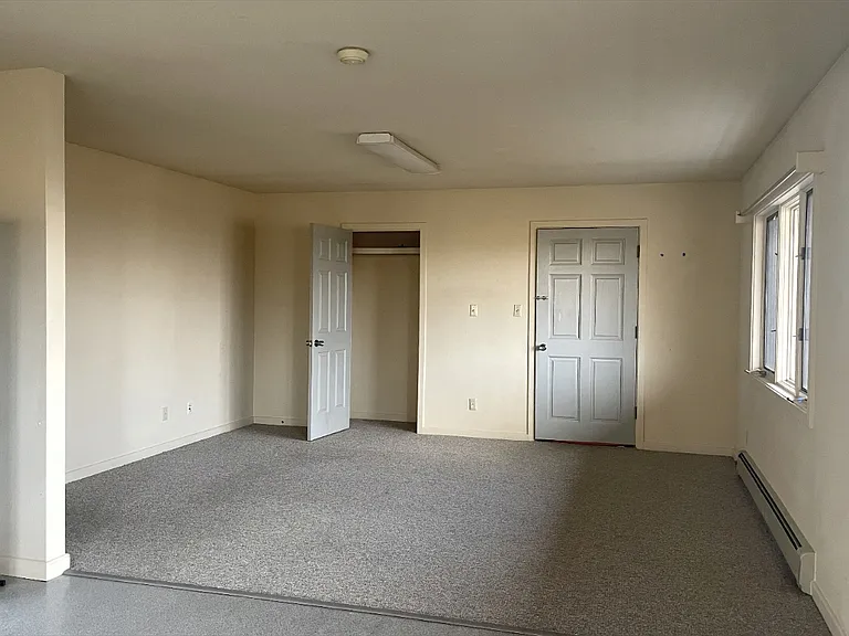 18101 Mall Cir — Photo 2