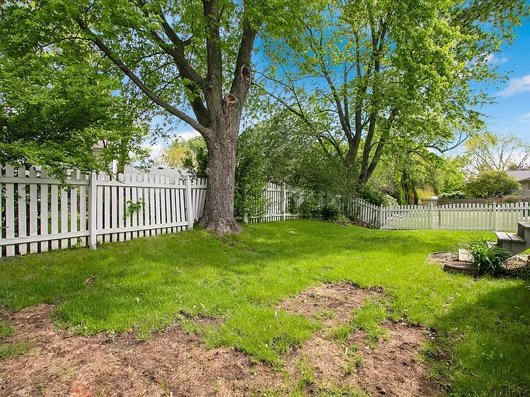 2080 Maplewood Cir — Photo 44