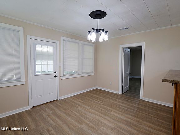 5th image of 901 3rd St