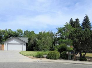 2425 E Hillcrest Ct, Visalia, CA 93292