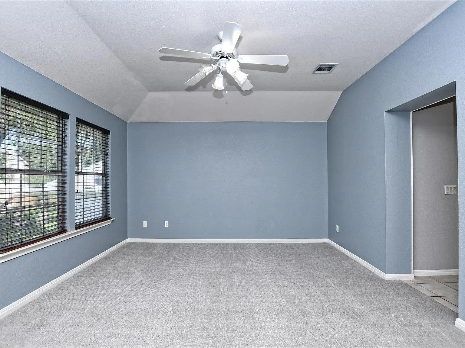 5 bed, 3.0 bath, 2938 sqft, $3,375 — Photo 3