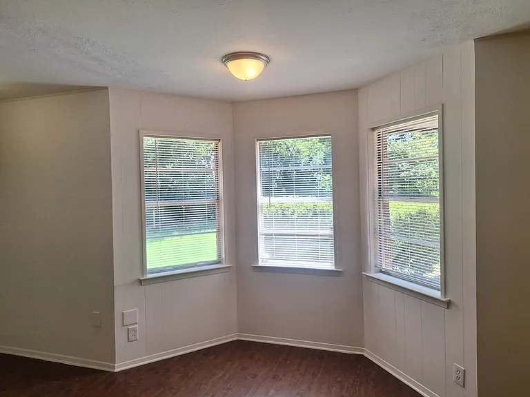 513 Simmons Dr — Photo 6