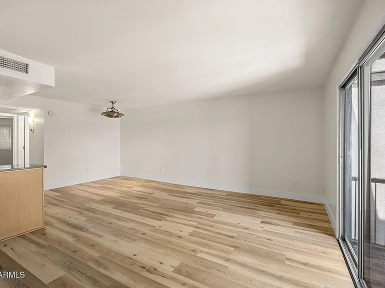 740 W Elm St #207 — Photo 7