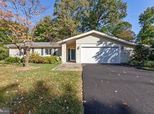 1532 Hiddenbrook Dr, Herndon, VA 20170