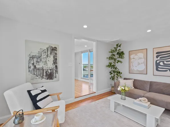 3 Hillside Ave #3, Somerville, MA 02145