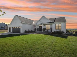 N77W25411 Ridgeline Ct, Lisbon, WI 53089