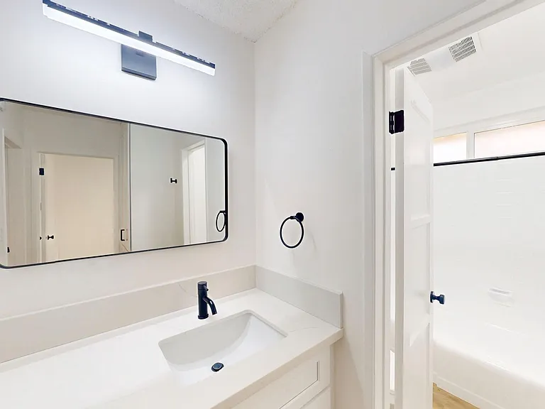 Free Rent! Beautiful & Spacious 1 Bed. Apt. In Van Nuys. — Photo 11