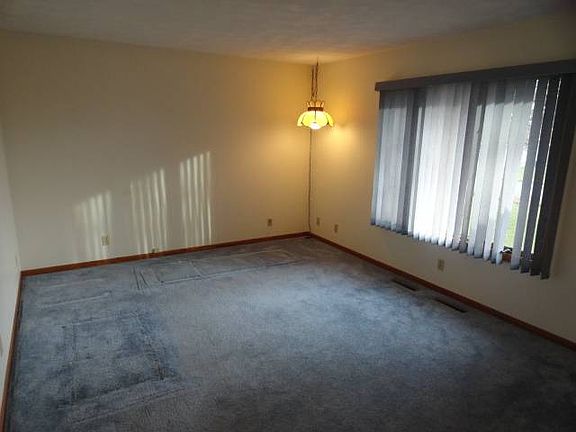 3rd image of 1214 Maplewood Dr