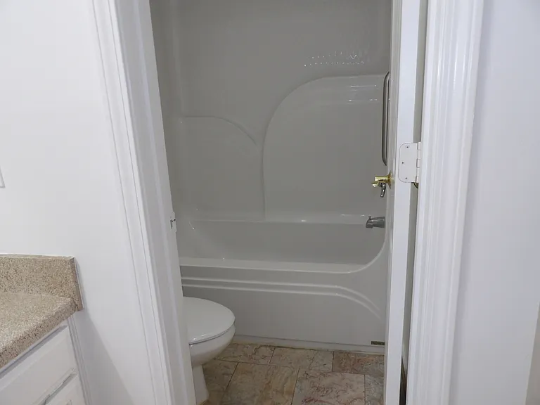 College Pointe Apartments — Photo 41