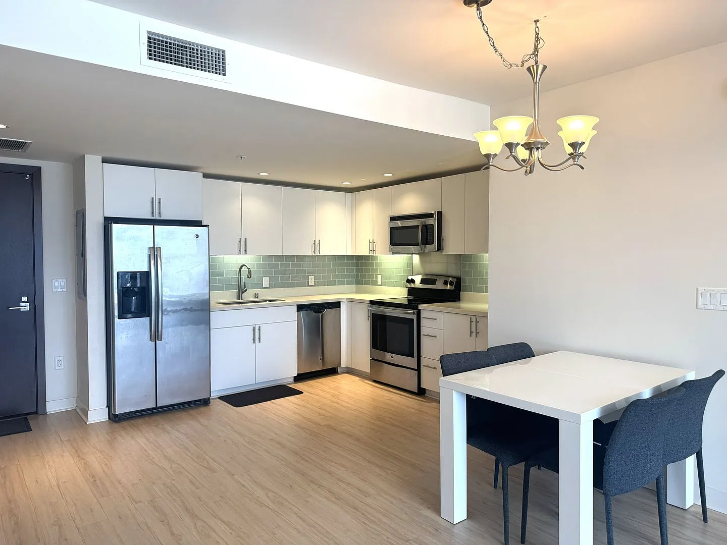 Symphony Honolulu - 2 Bedroom 2 Bathroom 1 Parking — Photo 2