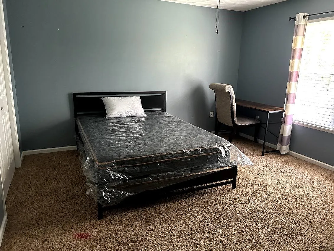 5 bed, 2.5 bath, 2194 sqft, $990 — Photo 2