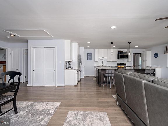 5th image of 902 Hillcrest Rd