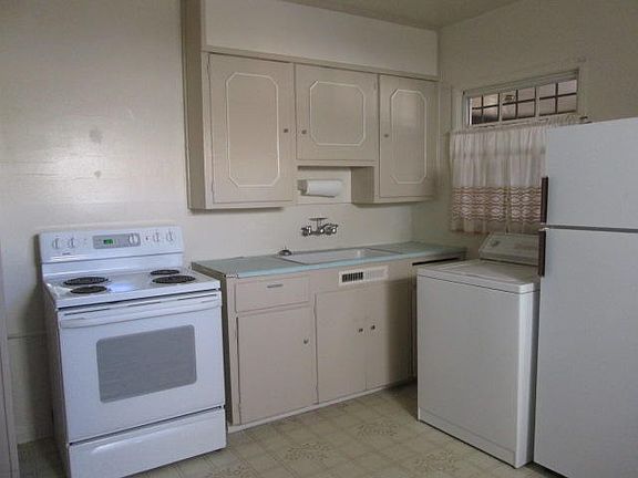 3rd image of 909 Alvarado Dr NE