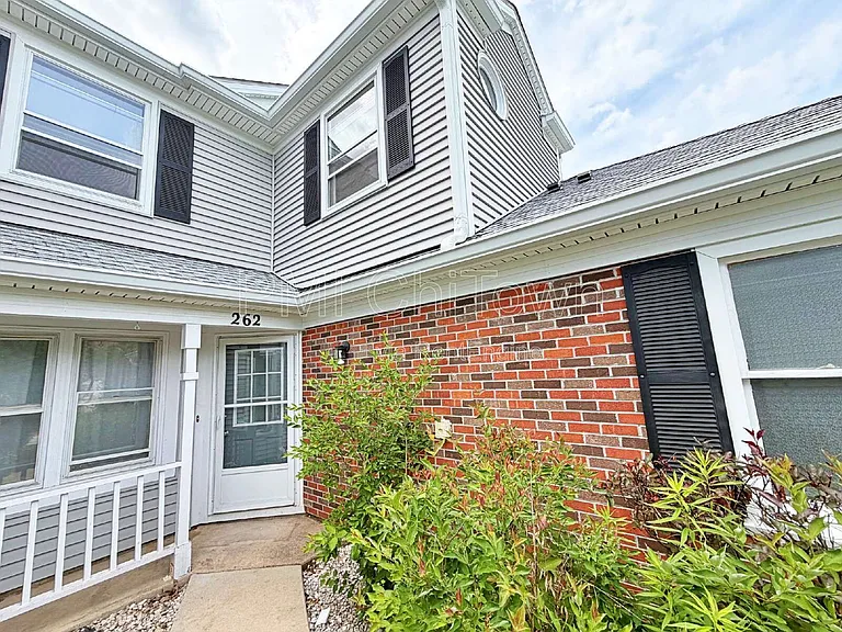 262 Greensboro Ct — Photo 2