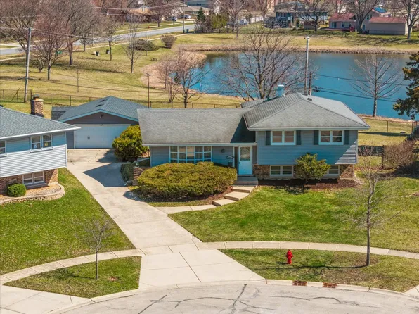 1000 Lancaster Ct, Hoffman Estates, IL 60169