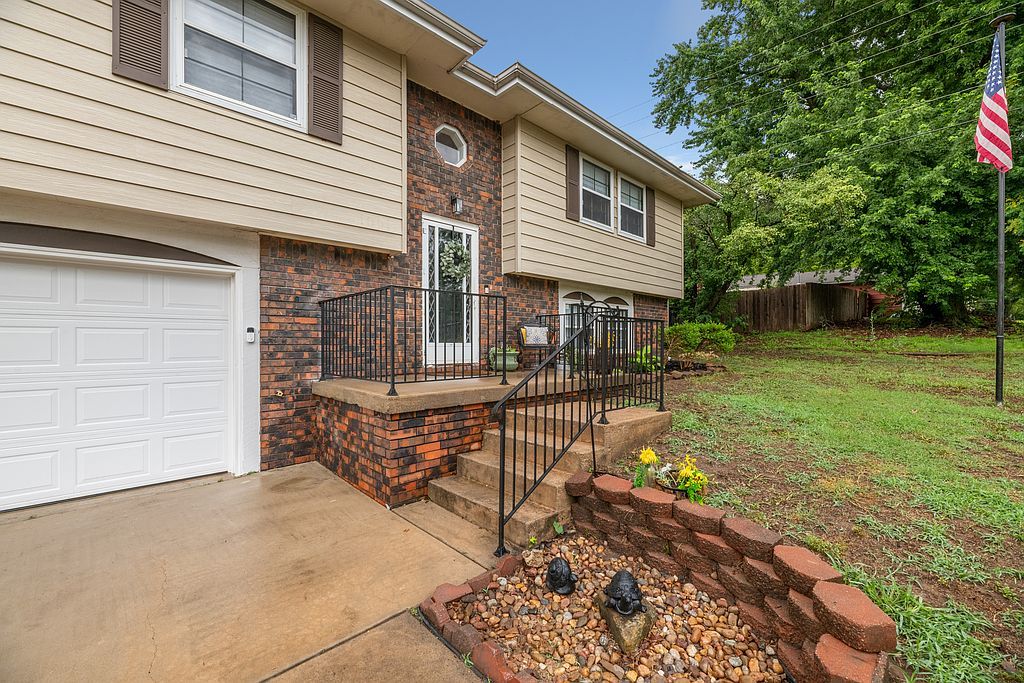 1001 E Bodine Dr - Property Image