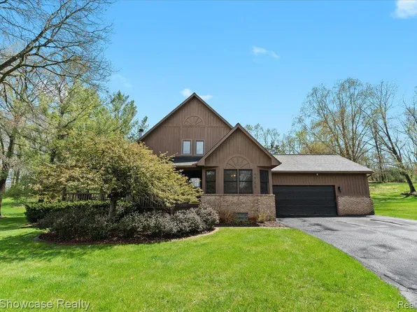 6140 Rosewood Pkwy, White Lake, MI 48383