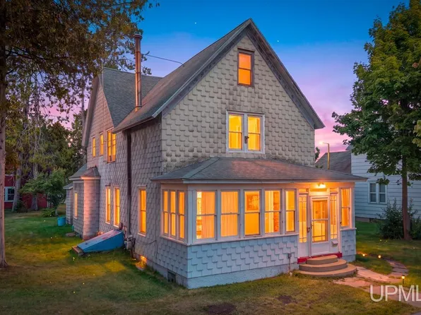 1116 Minnesota Ave, Gladstone, MI 49837