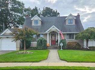 681 N Clinton Ave, Lindenhurst, NY 11757
